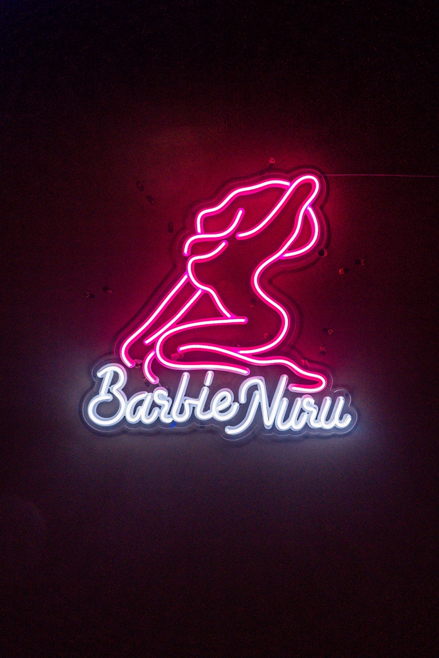 방콕 바비18 마사지 Barbie Nuru 네온 간판