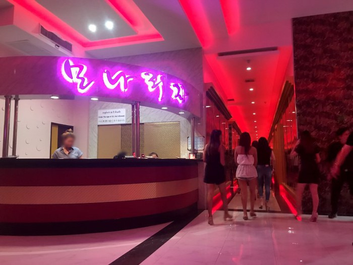 파타야 모나리자 가라오케 입구 카운터 및 네온 간판